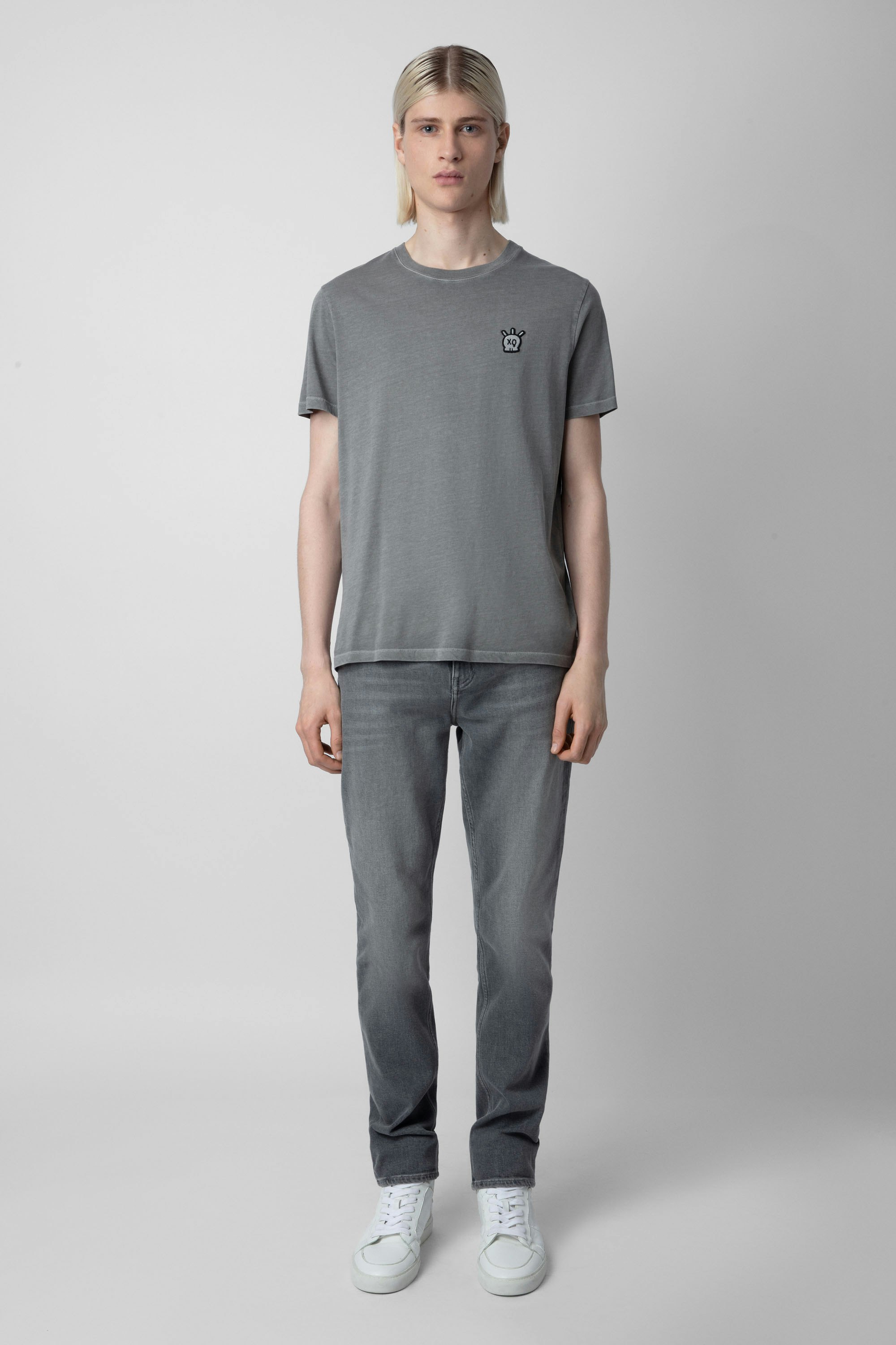Camiseta Tommy Skull - Camiseta gris de algodón para hombre con parche de calavera XO en el pecho