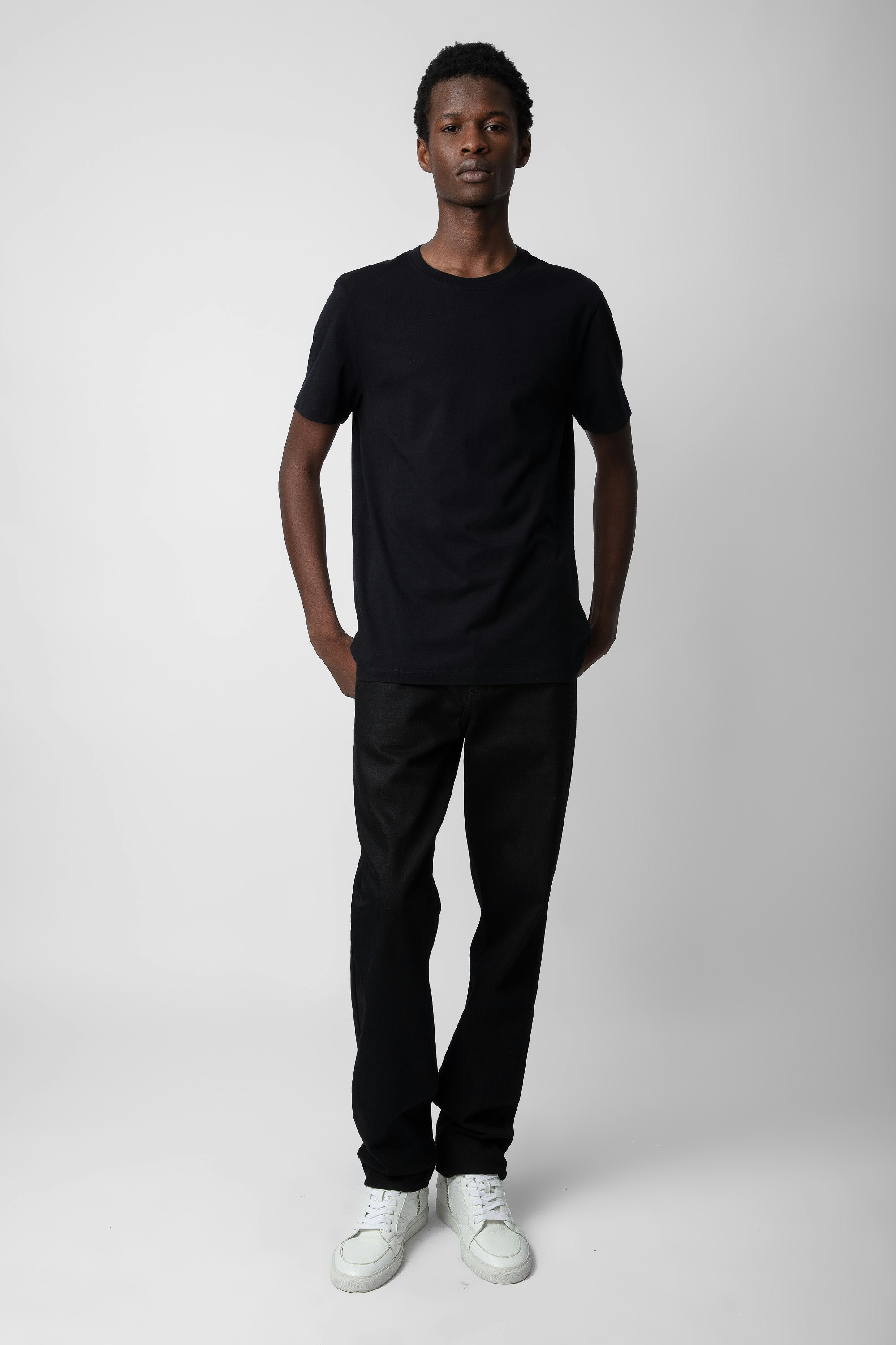 Camiseta con estampado fotográfico Ted - Camiseta negra de algodón para hombre con impresión fotográfica de gasolinera en la espalda.