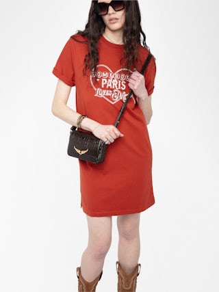 Kleid Dima - T-Shirt-Kleid mit kurzen Ärmeln und Frontprint.