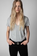 Camiseta Story Fishnet Skull Flowers - Camiseta de algodón gris con bordados e inserciones de rejilla en la espalda para mujer