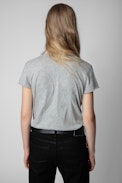 Camiseta Story Fishnet Skull Flowers - Camiseta de algodón gris con bordados e inserciones de rejilla en la espalda para mujer
