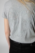 Camiseta Story Fishnet Skull Flowers - Camiseta de algodón gris con bordados e inserciones de rejilla en la espalda para mujer