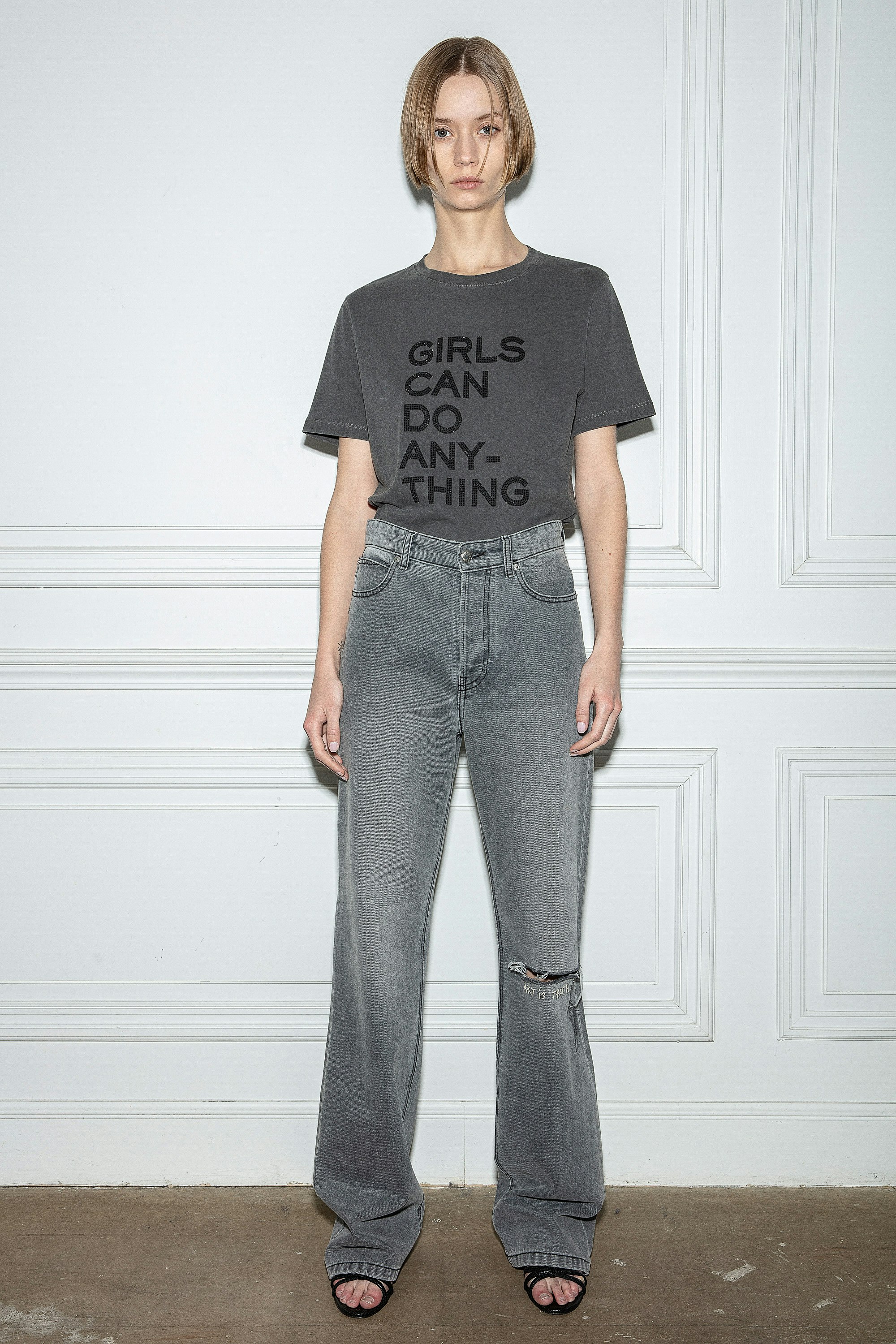 Camiseta Bella Camiseta gris de algodón para mujer con mensaje «Girls can do anything» engastado con cristales