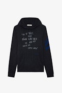 Pullover Clay - Anthrazitfarbener Herren-Strickpullover mit Kapuze, Pfeilen auf dem Ärmel und Schriftzug „Le style rend singulières les choses les plus communes“.