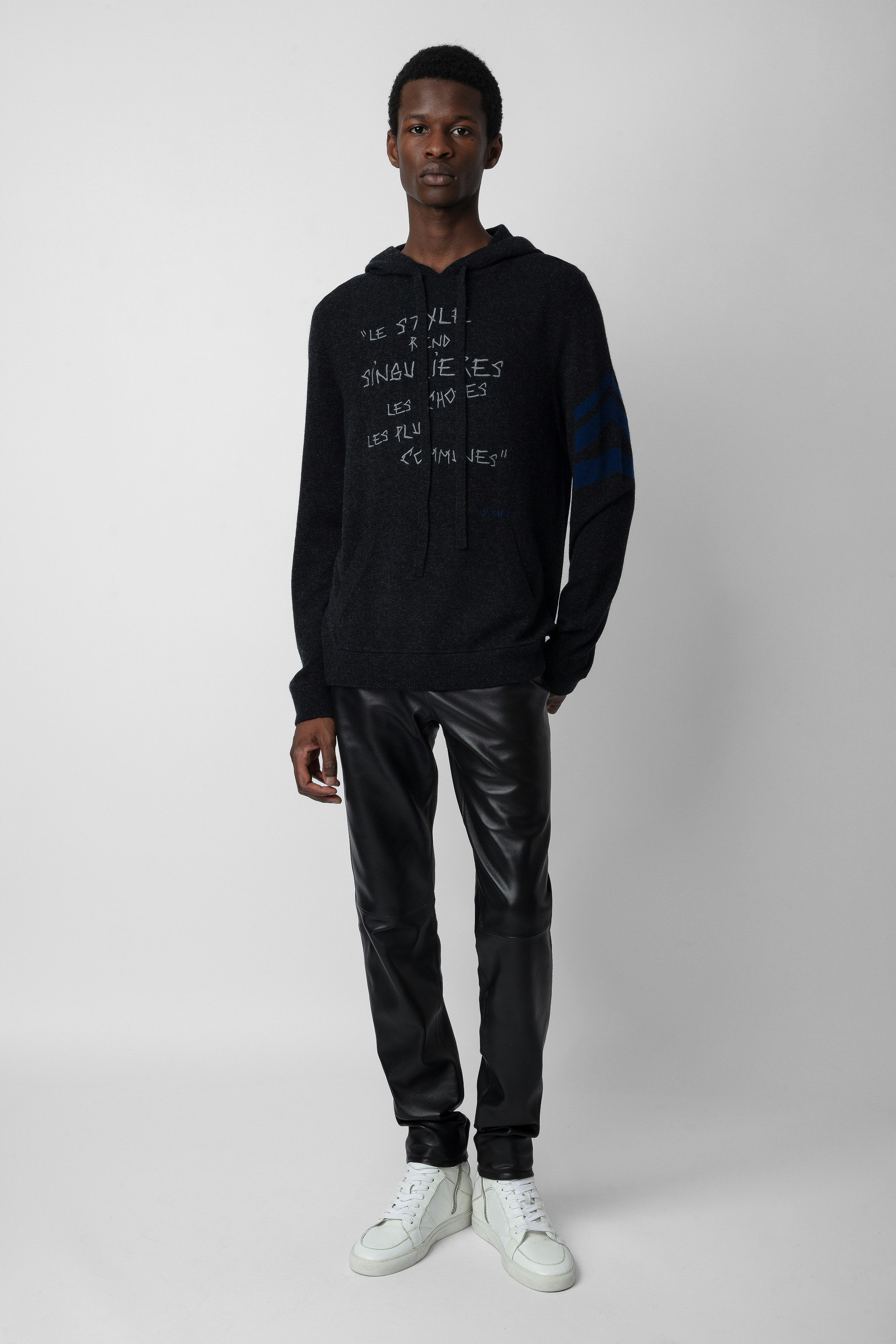 Clay Jumper - Anthracite grey knit hooded sweater with arrows on the sleeve and the slogan “Le style rend singulières les choses les plus communes”.