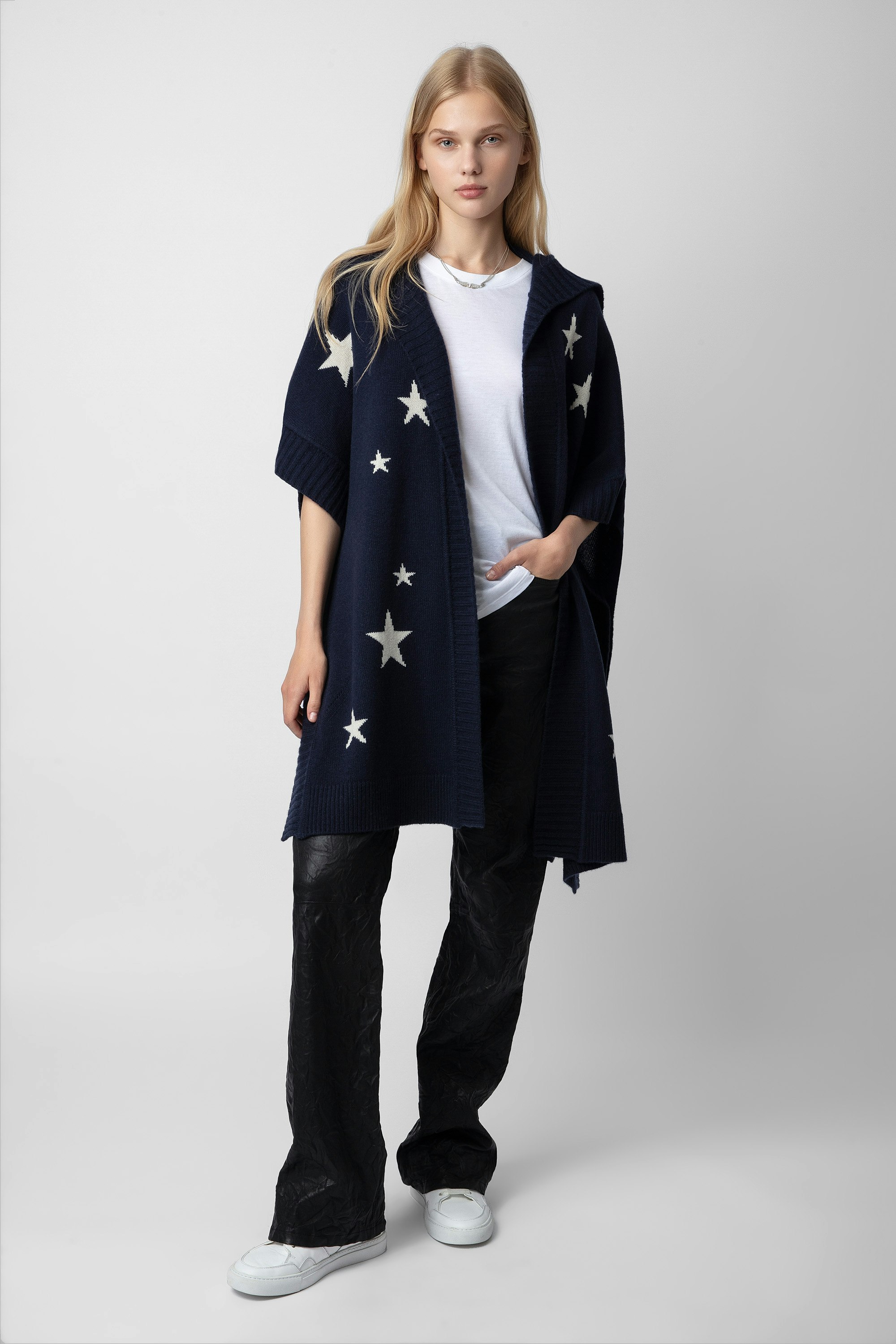 Cardigan Inna Stars Cachemire - Cardigan-cappotto lungo da donna in cashmere blu navy ornato da motivi a stelle in jacquard a intarsio.