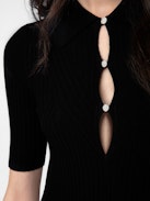 Abito Lysa - Abito lungo con spacco in lana merino nero con colletto a camicia, maniche corte e bottoni gioiello con strass.