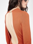 Sarra Kleid - Langes Kleid mit offenem Rücken und Flügelverschluss.