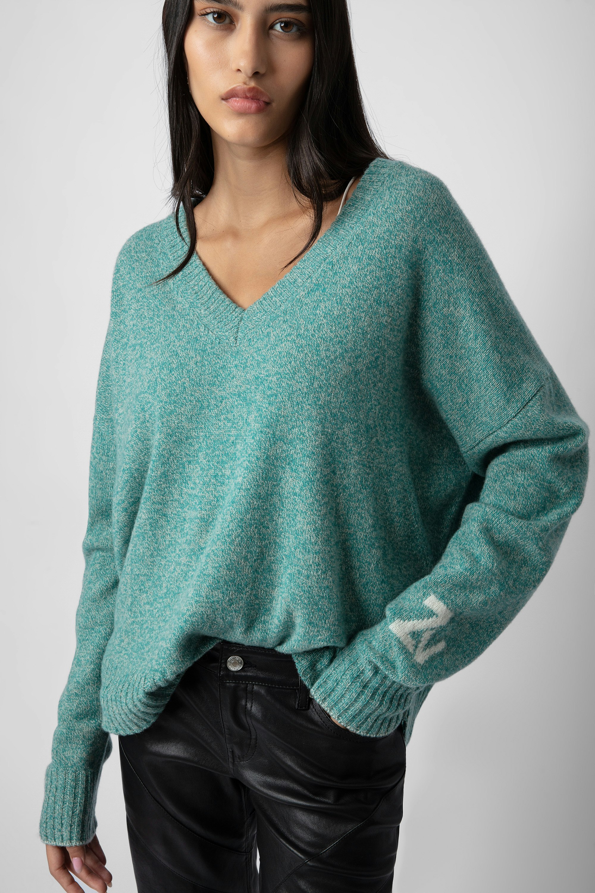 Rosy カシミヤ ニット - Women’s green knit jumper with ZV signature on the left sleeve.