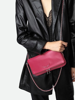 Pochette Rock - Pochette in pelle granata con doppie catene in pelle e metallo e ali ornate di strass.