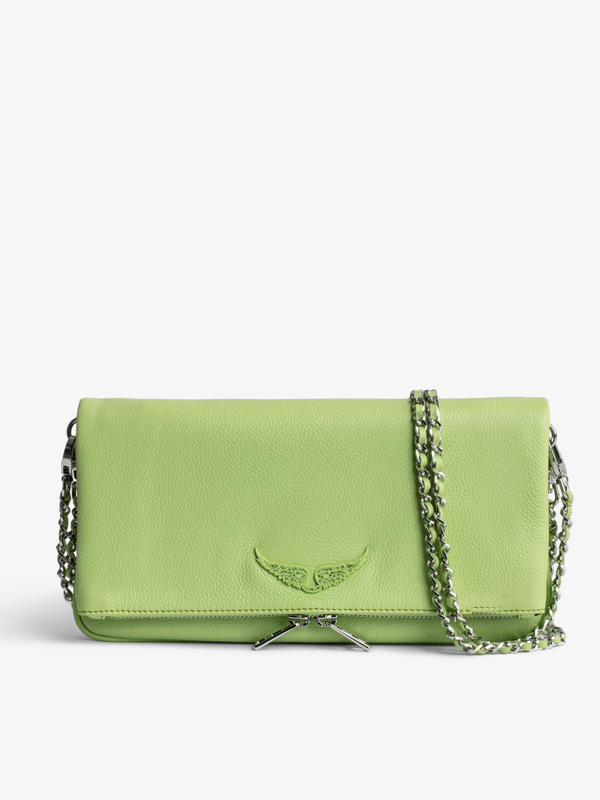 Bolso de mano Rock - Pochette de piel granulada con doble cadena de piel y metal.