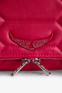 Pochette Rock Trapuntata - Pochette da donna in pelle rosa trapuntata effetto pitone con charm a forma di ali