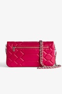 Pochette Rock Trapuntata - Pochette da donna in pelle rosa trapuntata effetto pitone con charm a forma di ali