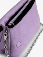 Borsa Rocky Soft Savage - Borsa in pelle viola effetto pitone con tracolla, catena e charm a forma di ali.