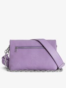 Borsa Rocky Soft Savage - Borsa in pelle viola effetto pitone con tracolla, catena e charm a forma di ali.