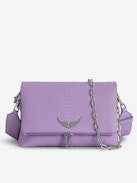 Borsa Rocky Soft Savage - Borsa in pelle viola effetto pitone con tracolla, catena e charm a forma di ali.
