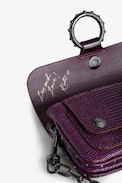 Tasche Kate Wallet Prägung - Mini-Tasche aus geprägtem Leder in Bordeauxrot mit Leguan-Effekt und Metallkette für Damen.
