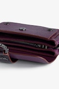 Tasche Kate Wallet Prägung - Mini-Tasche aus geprägtem Leder in Bordeauxrot mit Leguan-Effekt und Metallkette für Damen.