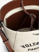 Bolso Z Bucket Voltaire - Bolso saco de lona y cuero granulado con correa ajustable y firma de alas.