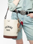 Bolso Z Bucket Voltaire - Bolso saco de lona y cuero granulado con correa ajustable y firma de alas.
