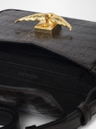 Le Zazi Croco Tasche - Kleine Tasche aus Leder mit Kroko-Effekt, verstellbarem Schulterriemen und charakteristischen Flügeln.