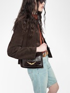 Le Zazi Croco Tasche - Kleine Tasche aus Leder mit Kroko-Effekt, verstellbarem Schulterriemen und charakteristischen Flügeln.