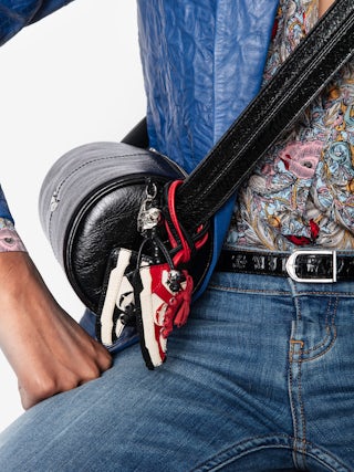 Charms Grigri High Wings - Vintage-effect patent leather grigri charm, shaped like our iconic High Wings sneakers, to hang on a bag for example.