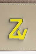 Kartenetui ZV Initiale Le Medium Monogramm - Damen-Kartenetui mit Reißverschluss aus beigefarbenem Glattleder mit gelbem ZV