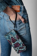 Etui Phone Wallet - Etui aus violettem Leder in Python-Optik für Damen