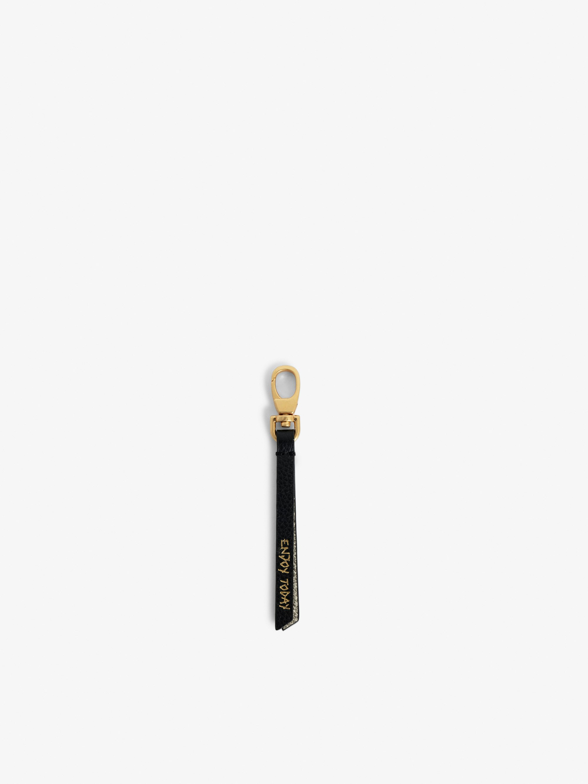 Schlüsselanhänger Love Link - Schlüsselanhänger mit Riemen aus genarbtem Leder mit Schriftzug „Enjoy Today“.