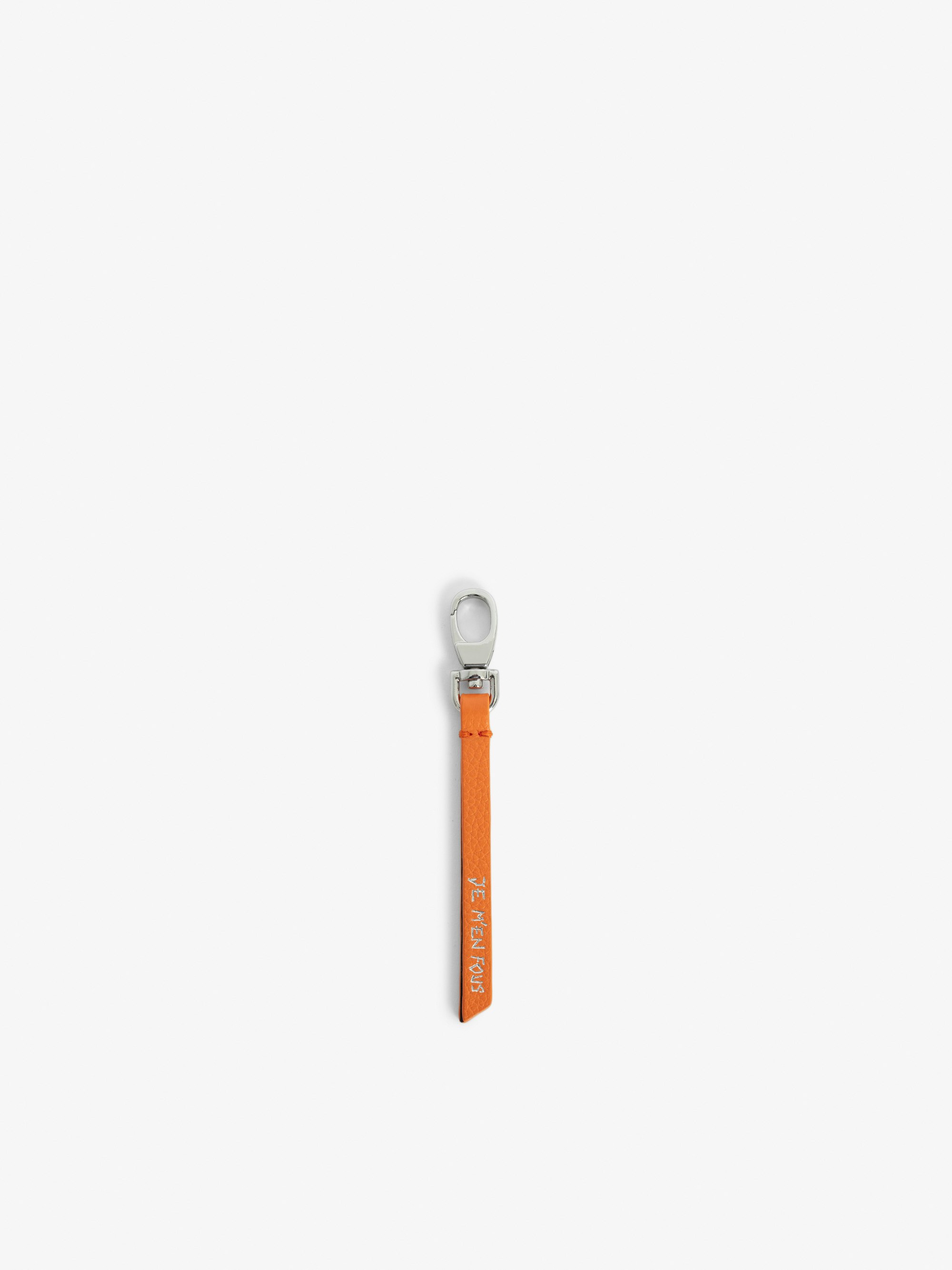 Schlüsselanhänger Love Link - Schlüsselanhänger mit Riemen aus genarbtem Leder mit Schriftzug „Je m'en fous“.