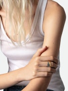 Ring Rock Feather - Ring aus goldfarbenem und geschwärztem, mit Kristallen besetztem Messing.