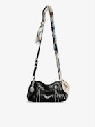 Borsa Sunny Mood - Borsa in pelle verniciata effetto vintage nera con ciondolo a medaglione e ali distintive.