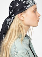 Debbie 85 Tuch - Quadratisches Tuch aus Seidenmischung mit Bandana-Druck.