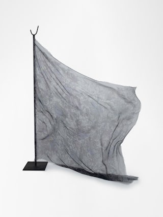 Kerry Schal Roses 135 - Modal-Schal mit Rosendruck.