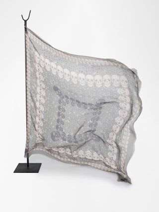 Schal Kerry Garden 135 - Tuch aus Modal mit Totenkopf- und Blumendruck.