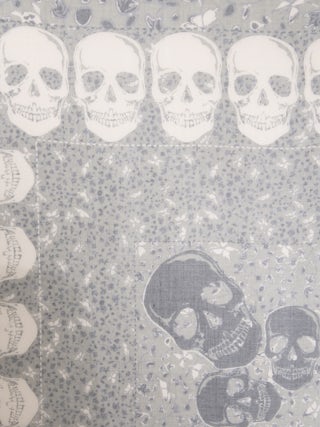 Schal Kerry Garden 135 - Tuch aus Modal mit Totenkopf- und Blumendruck.