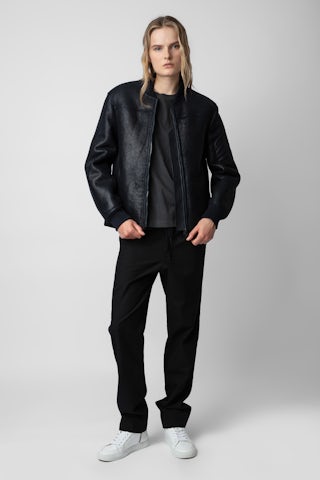Blouson Leo Shearling - Blouson en shearling bleu marine orné de flèches surpiquées sur la manche unisexe.