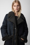 Abrigo Laury Shearling - Abrigo de piel shearling negra para mujer.