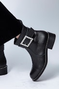 Stiefeletten Empress Buckle - Schwarze mittelhohe Damenstiefeletten mit Strassverzierung