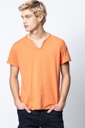 T-Shirt Monastir - Orangefarbenes Herren-T-Shirt mit Henley-Ausschnitt.