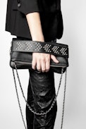 Clutch Rock Strap - Clutch aus schwarzem genarbtem Leder mit Nieten