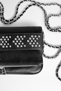 Clutch Rock Strap - Clutch aus schwarzem genarbtem Leder mit Nieten