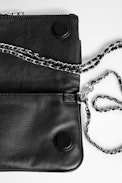 Clutch Rock Strap - Clutch aus schwarzem genarbtem Leder mit Nieten