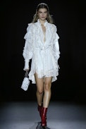 Robe Rank - Robe blanche femme, asymétrique et volants.