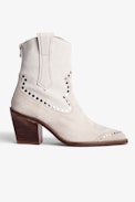 Botines Cara High Cuero - Botines western de mujer de ante beige con tachuelas doradas. Al comprar este producto, estás apoyando la producción de cuero responsable a través de Leather Working Group.