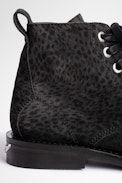 Botines Laureen Leo Cuero - Botines de mujer de ante gris con estampado de leopardo