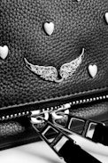 Pochette Rock Nano Heart - Mini pochette noire femme en cuir grainé.