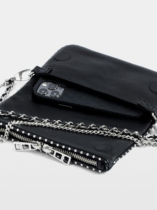 Pochette Rock Nano Studs - Pochette iconique Rock Nano en cuir noir et clous argentés.