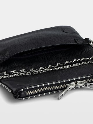Pochette Rock Nano Studs - Pochette iconique Rock Nano en cuir noir et clous argentés.
